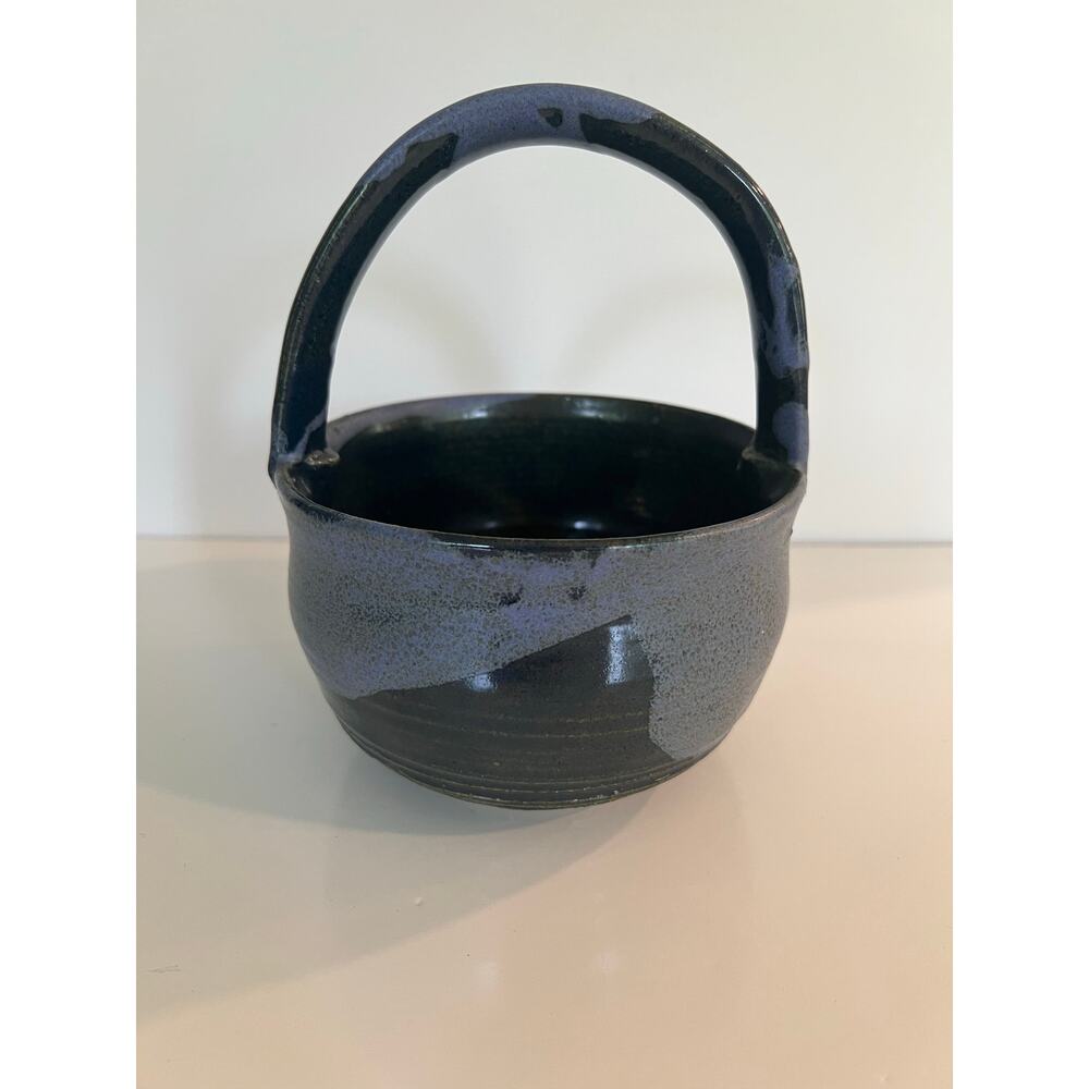 Rare Vintage Richard Sanderson Toad Hill Pottery NH Blue Bowl w Handle